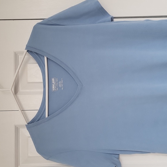 Kirkland signature V neck T XXL - Picture 2 of 6